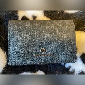 NWOT SIGNATURE LOGO MICHEAL KORS WOMANS WALLET